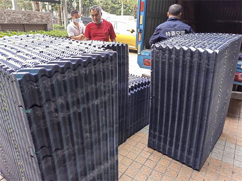 圓形冷卻塔冒白色霧氣的原因(冷卻塔的霧氣有沒有效